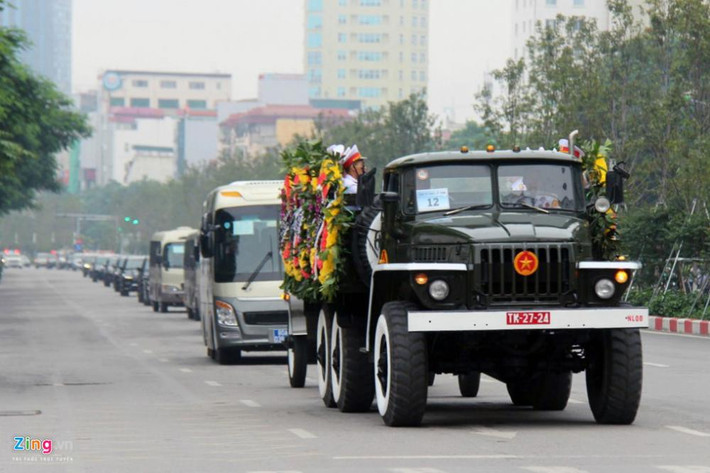 Đoàn xe di chuyển về tới đường Trần Duy Hưng rồi rẽ vào Hoàng Minh Giám qua nhà riêng của Chủ tịch nước tại phố Ngụy Như Kon Tum.