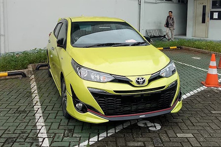 Như những chiếc xe khác nâng cấp TRD Sportivo, mẫu xe Toyota Yaris mới có bộ bodykit hầm hố hơn, gồm ốp cản trước, cản sau và ốp hông. Trên phiên bản thể thao này, xe vẫn được trang bị phần đầu với lưới tản nhiệt cỡ lớn. Kích thước không thay đổi nhiều so với phiên bản thường.