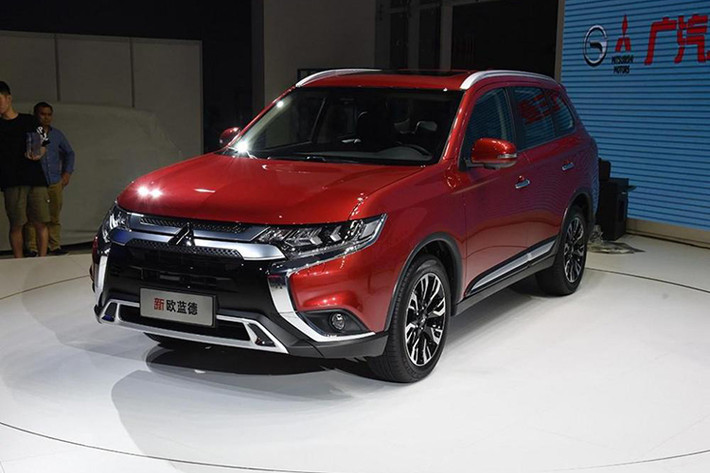 Outlander 2019 tại Trung Quốc cũng nhận được nâng cấp tương tự phiên bản từng ra mắt tại Úc, chủ yếu là điều chỉnh lại ngoại thất bên ngoài. Điểm thay đổi lớn nhất là nó sử dụng một thiết kế đèn pha LED hoàn toàn mới, đồng thời tấm cản va ở phía dưới cũng có được điều chỉnh đôi chút, cộng thêm những chi tiết mạ crôm trang trí bóng bẩy hơn.