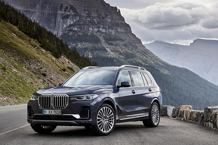 Ở phần đuôi, BMW không trang bị đèn hậu chạy dài hết phương ngang như trào lưu hiện nay mà thay vào đó, 2 đèn hậu cũng chạy mảnh theo phương ngang và được “bắc cầu” bằng một thanh nẹp mạ chrome bóng sáng tinh tế. Mâm xe cỡ lớn từ 20 đến 22-inch giúp ngoại hình X7 trông khỏe khoắn đúng chất thể thao của BMW.