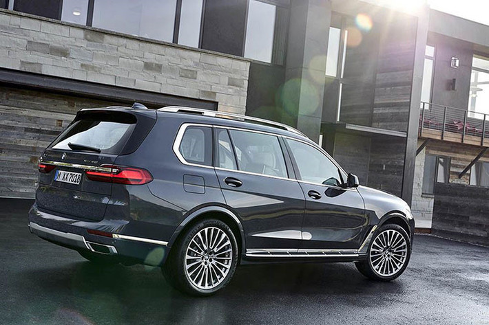Là một thành viên trong gia đình X-Series nhưng thiết kế của BMW X7 có khá nhiều điểm khác biệt với các người em trước đó đã về nước ta như X2, X4 hay X6. Là một mẫu SUV hạng sang cỡ lớn, phần đầu xe của BMW X7 2019 cứng cáp, khỏe khoắn hơn nhờ chi tiết lưới tản nhiệt hình quả thận đặc trưng khá lớn và đặt liền nhau chứ không ngăn cách như X4.