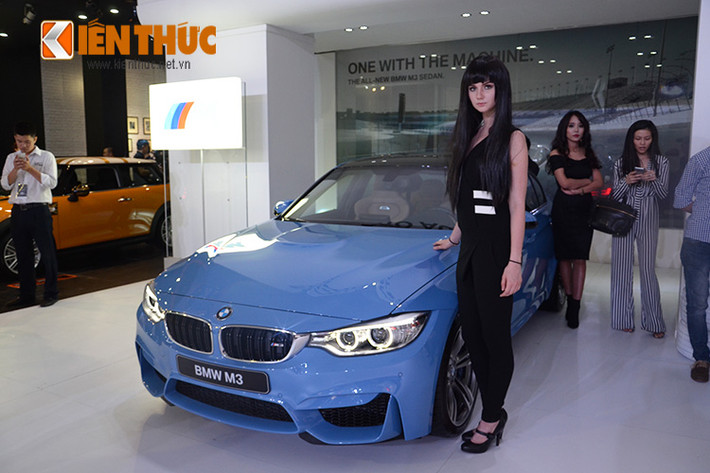 BMW với dàn mẫu Châu Âu đầy cá tính tại gian hàng của mình.