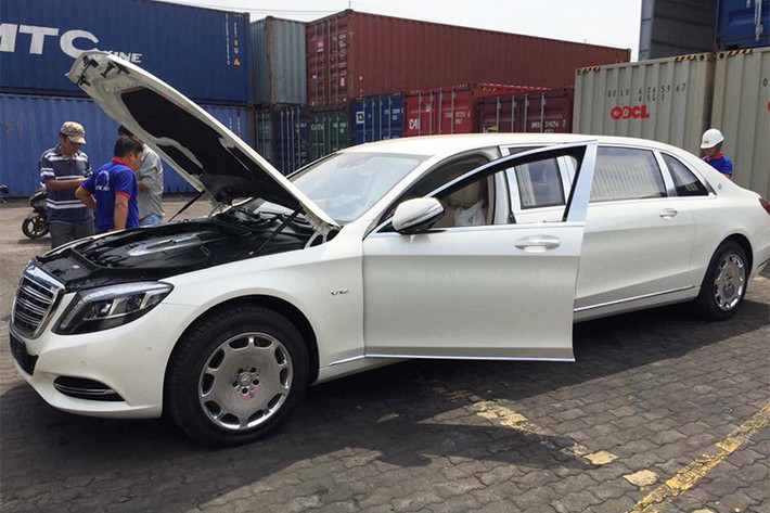 Chiếc xe limousine siêu sang trọng Mercedes-Maybach S600 Pullman đầu tiên trong năm 2018 đã đặt chân đến Việt Nam với màu sơn trắng muốt. Mẫu xe này được cho là nhập về theo đơn đặt hàng theo dạng nhập khẩu tư nhân về cảng Sài Gòn vào cuối tuần vừa qua.