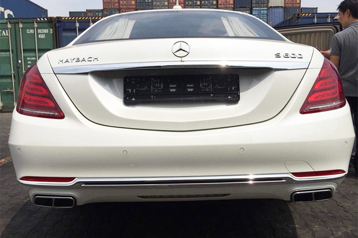 Phần nới rộng của Mercedes-Maybach S600 Pullman nằm xung quanh trụ B. Nếu nhìn từ bên sườn, mẫu siêu xe sang Mercedes-Maybach S600 Pullman này có thiết kế không thực sự đẹp mắt, mà nó gợi sự liên tưởng đến những chiếc Cadillac kéo dài của người Mỹ trong thập niên '80.