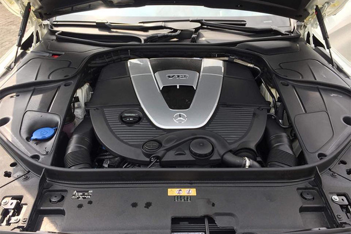Mẫu siêu xe sang Maybach S600 Pullman sử dụng động cơ V12, tăng áp kép, dung tích 6.0 lít, công suất 530 mã lực và mô-men xoắn 830 Nm. Siêu sedan này có thể tăng tốc 0-100 km/h chỉ trong 6,4 giây, 0-200 km/h trong 24,6 giây và chạy nước rút 400 m đầu tiên trong 14,5 giây.