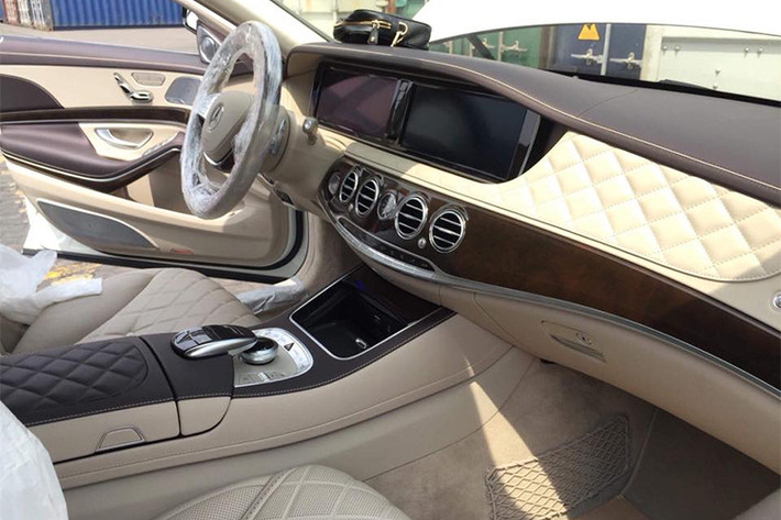 Bên ngoài vào khoang lái, có thể thấy nội thất của siêu xe sang Maybach S600 xa xỉ bậc nhất nhà Mercedes-Benz với chất liệu da Nappa cùng gỗ Desino trong xe. Vô lăng xe khá lớn được bọc gỗ cao cấp với những phím điều khiển cơ bản tích hợp ngay trên vị trí lái cùng ảng điều khiển trung tâm được tô điểm với đồng hồ cơ học phong cách cổ điển.