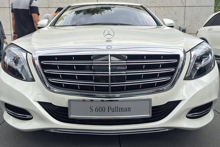 So với Mercedes-Maybach S600 tiêu chuẩn, chiếc S600 Pullman dài hơn gần 1 mét. Ngoài ra, so với Maybach 62 cũ, Mercedes-Maybach S600 Pullman cũng dài hơn 300 mm. Cụ thể, Mercedes-Maybach S600 Pullman có chiều dài tổng thể 6.500 mm và chiều dài cơ sở 4.400 mm