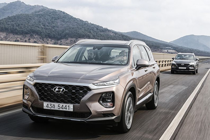 Tại thị trường Việt Nam, Hyundai SantaFe hiện tại đang ở thế hệ thứ 3 và được bán ra với 4 phiên bản máy dầu & máy xăng. Đại diện Hyundai Thành Công cũng cho giới truyền thông biết nhiều khả năng thế hệ mới của SantaFe sẽ được trình làng tại Việt Nam ngay trong năm 2018 này.