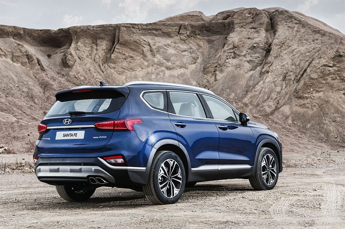 Bên cạnh xác nhận các dòng động cơ và truyền động mới, Hyundai cũng đã chính thức “khoe” với khách hàng Châu Âu mẫu SantaFe mới hoàn toàn, trước đó mẫu xe này đã được ra mắt tại quê nhà Hàn Quốc và được đón nhận nồng nhiệt với hơn 14.000 đơn đặt hàng ngay sau khi được giới thiệu chính thức.
