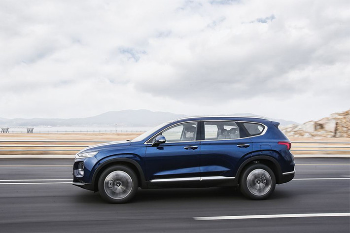 Thiết kế của SantaFe hoàn toàn mới có sự “lột xác” so với thế hệ trước. Phần đầu xe với cụm đèn pha nay được thu hẹp với dải đèn ban ngày sắc sảo và đặt cao hơn trong khi đèn chính được chuyển xuống dưới. Bộ phận lưới tản nhiệt của xe sẽ dùng kiểu thiết kế Cascade với các nan lưới tròn, đầu xe nhờ đó cũng trở nên to bản và hầm hố hơn.