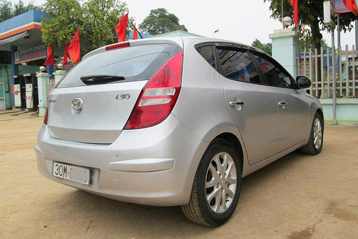 Ngoài động cơ dầu ra thì thiết kế của Hyundai i30 đời này giống hoàn toàn so với các phiên bản chạy máy xăng khác. Kích thước xe dài x rộng x cao tương ứng là 4.245 x 1.775 x 1.480 mm đi cùng chiều dài cơ sở 2.650 mm. Các trang bị ngoại thất của xe không khác gì so với phiên bản máy xăng trên thị trường.