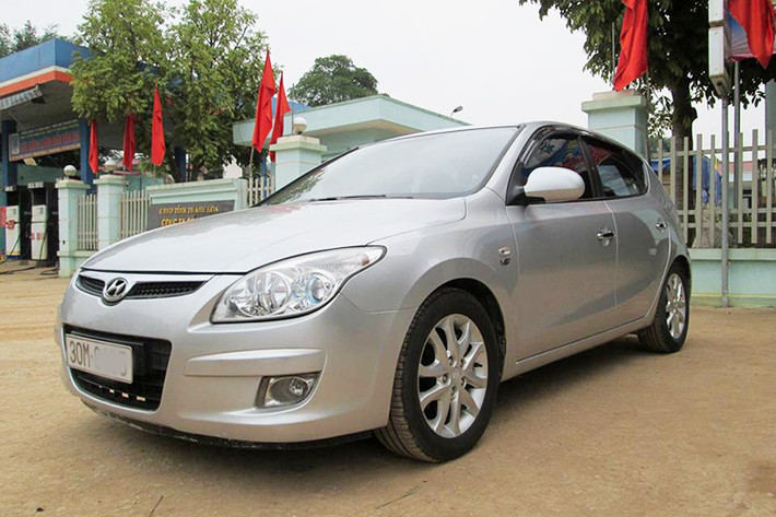 Thực tế, xe sedan hay hatchback máy dầu khá phổ biến ở thị trường Hàn Quốc và Châu Âu, tuy nhiên tại Việt Nam thì khách hàng mới chỉ làm quen với những chiếc xe gầm cao – kích thước lớn chạy máy dầu như Hyundai SantaFe, Kia Sodena, Toyota Fortuner hay Ford Everest... vì thế một chiếc hatchback như Hyundai i30 máy dầu này khá hiếm.