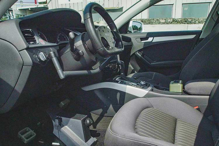 Nếu nhìn bên ngoài chiếc xe ôtô đạp Audi này, nó gần như không thể nhận ra sự khác biệt trừ khi bạn bước vào khoang lái. Ở vị trí tài xế, cụm bàn đạp chân ga, phanh đã biến mất và thay thế vào đó là bộ bàn đạp xe.