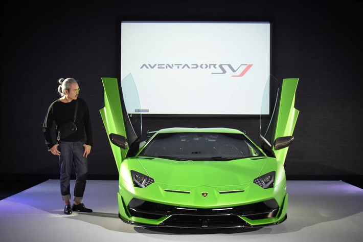 Mô-men xoắn cực đại của Aventador SVJ cũng được nâng cấp thêm 30 Nm lên mức 720 Nm so với các dòng siêu xe Aventador còn lại. Đáng tiếc thay là thời gian tăng tốc từ vị trí xuất phát lên 100 km/h của Lamborghini Aventador SVJ không thể thấp hơn con số 2,8 giây so với "đàn anh" Aventador SV tạo ra. Vận tốc tối đa của xe đạt khoảng 350 km/h.