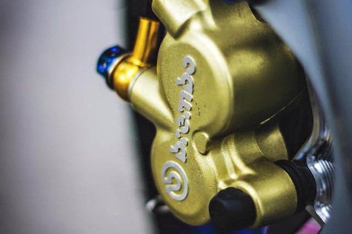 Xe được trang bị heo trước hàng hiệu Brembo 2piston Classic.