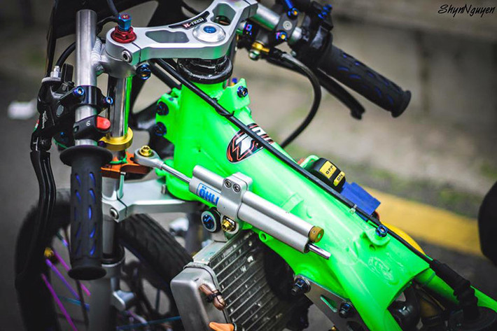 Ghi đông hạ thấp, tay lái gấp vào trong cho dáng ngồi chồm như những xe SportBike. Xe trang bị cùm thắng Brembo RCS, cùm tăng Domino.