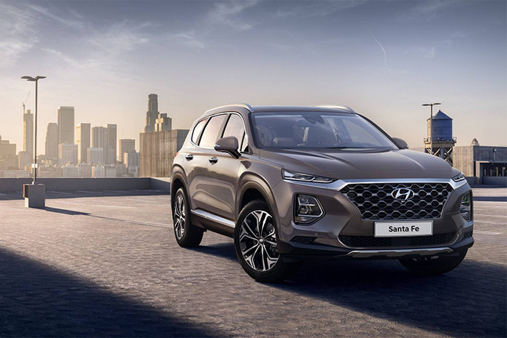 Sau khi được "nhá hàng" và mới đây đã lăn bánh tại Hàn Quốc, Hyundai Santa Fe 2019 đã chính thức được công bố những hình ảnh mới nhất đến giới truyền thông. SUV SantaFe 2019 hoàn toàn mới sẽ xuất hiện tại triển lãm Geneva Motor Show 2018 sau đó sẽ đến tay khách hàng.