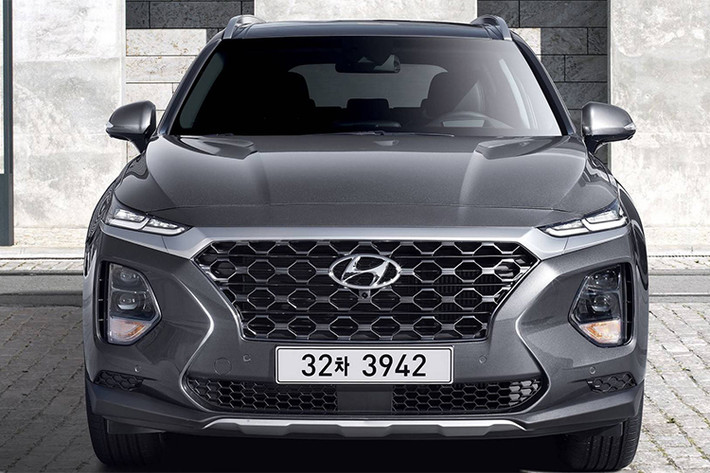 Bộ phận lưới tản nhiệt của xe cũng giống như những hình ảnh đã từng được nhà sản xuất xe Hyundai tiết lộ trong thời gian gần đây. Cụ thể Hyundai Santa Fe 2019 sẽ dùng kiểu thiết kế Cascade với các nan lưới tròn. Đầu xe nhờ đó cũng trở nên to bản và hầm hố hơn.