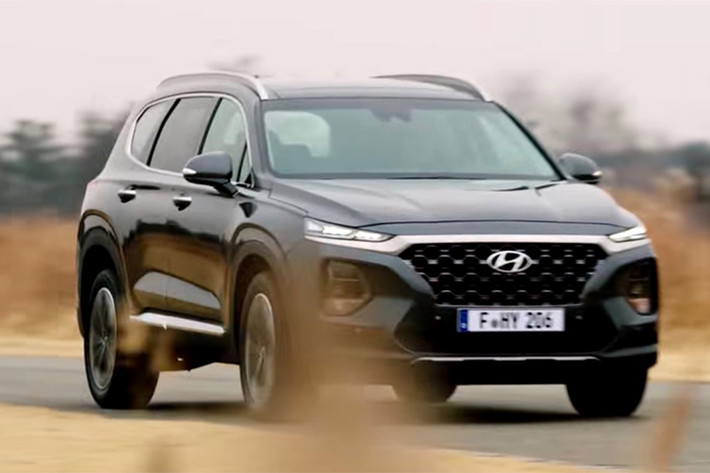 Tại Hàn Quốc, Hyundai Santa Fe hoàn toàn mới sẽ có 2 tùy chọn động cơ xăng và dầu. Trong đó, động cơ dầu CRDI 2.0 L sẽ có công suất 148 mã lực và 183 mã lực. Động cơ dầu CRDI 2.2 L sẽ có công suất 200 mã lực. Phiên bản động cơ xăng Theta II Turbo 2.0 L sẽ có công suất 264 mã lực.