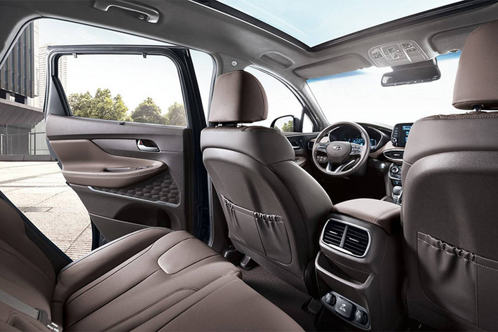 Hyundai SantaFe sẽ giữ hai tùy chọn 2 kiểu 5 chỗ ngồi và 7 chỗ ngồi. Tuy nhiên, phiên bản 7 chỗ ngồi sẽ được “nới rộng” thêm không gian nhằm tăng sự thoải mái cho hành khách. Hyundai hứa hẹn rằng khoảng để chân ở hàng ghế thứ 2 của họ thuộc dạng rộng nhất phân khúc và khoảng trống đầu ở hàng ghế thứ 3 cũng được nâng cấp.