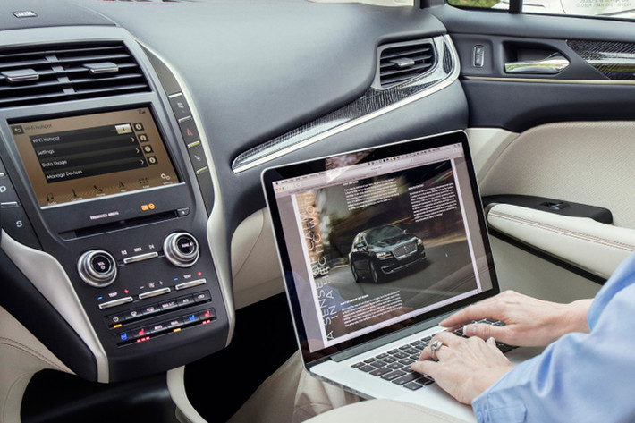 Tông màu chủ đạo của gói nâng cấp trên mẫu xe SUV hạng sang Lincoln MKC phiên bản 2019 này vẫn là màu đen đúng như tên gọi. Cũng theo trào lưu tích hợp các công nghệ trợ lái đang ngày càng phổ biến ở thời điểm hiện tại xe cũng không thể thiếu những điểm nổi bật mới.
