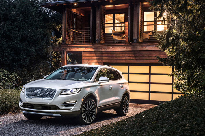 xe Lincoln MKC mới vẫn sử dụng hai tùy chọn động cơ 2.0 lít và 2.3 lít EcoBoost I4 của Ford nhưng công suất tới 245 và 285 mã lực. Ở phiên bản trước đó, hai động cơ này sản sinh công suất tương ứng là 240 và 275 mã lực. Toàn bộ sức mạnh ở cả hai tùy chọn này đều được truyền tới các bánh xe thông qua hệ thống dẫn động 4 bánh AWD.