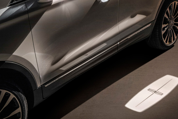 Cụ thể, Lincoln MKC được trang bị hàng loạt tính năng hiện đại để hỗ trợ tài xế trong quá trình vận hành, nâng cao độ an toàn và thoải mái. Có thể kể đến công nghệ Pre-Collision Assist (Hỗ trợ tiền va chạm) với khả năng nhận diện người đi bộ Pedestrian Detection hay công nghệ hỗ trợ dừng đỗ chủ động Active Park Assist.