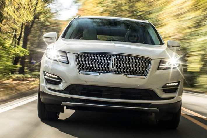Trên thị trường, những đối thủ được cho là cạnh tranh trực tiếp với Lincoln MKC như Audi Q5, BMW X3, Mercedes-Benz GLC, Volvo XC60, Lexus NX... Trên phiên bản mới này, thay đổi dễ nhận ra nhất của Lincoln MKC 2019 chính là thiết kế mới của lưới tản nhiệt và cụm đèn pha.