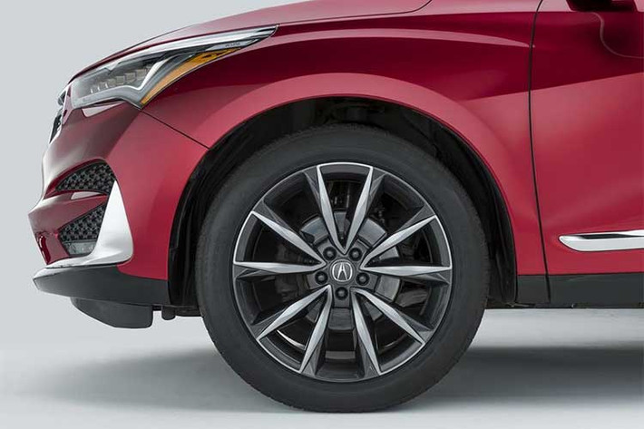Acura RDX phiên bản 2019 thế hệ mới sở hữu phần đầu cực kỳ sắc sảo, lưới tản nhiệt kiểu "phát hào quang" độc đáo, đèn pha sắc nét cùng những chi tiết chrome sáng bóng tô điểm cho ngoại hình