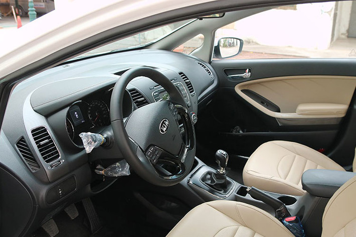 Phiên bản mới Kia Cerato SMT 2018 vẫn giữ nguyên thiết kế như các phiên bản khác với phần đầu xe có lưới tản nhiệt hình mũi hổ đặc trưng, đèn pha Halogen dạng thấu kính với đèn LED ban ngày, cụm đèn sau dạng LED, mâm đa chấu kích thước 17 inch.