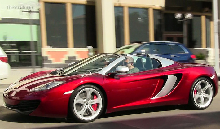 Mui xe có thể đóng mở ngay cả khi MP4-12C Spider chạy với vận tốc 30 km/h. Ngoài ra, phía sau xe cũng được trang bị một tấm kính chắn gió, có tác dụng như bộ phận làm lệch hướng gió.