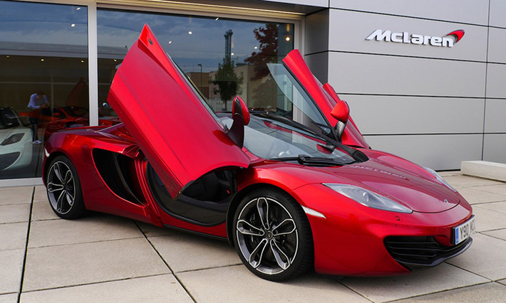 McLaren đã hợp tác với Webasto để thiết kế mui cho MP4-12C Spider. Đây cũng chính là công ty đã thiết kế mui xe cho Ferrari 458 Spider. Sự hợp tác này đã mang lại hiệu quả tuyệt vời cho siêu xe nước Anh.