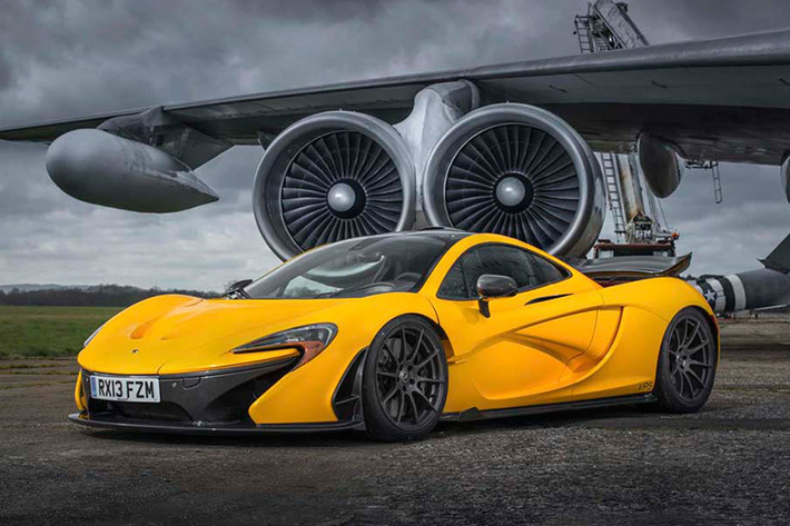 McLaren P1 có thể tăng tốc từ 0-100 km/h trong chưa tới 3,0 giây, thêm 4,0 giây để siêu xe này có thể đạt tốc độ 200 km/h và mất 17 giây để tăng tốc từ 0-300 km/h.
