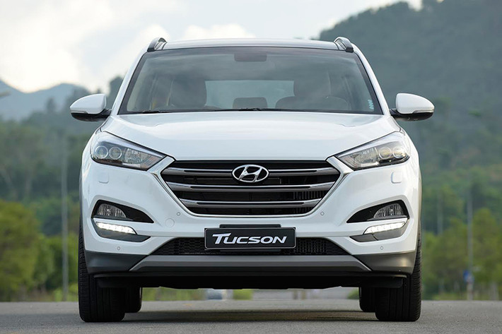 Tucson sở hữu cụm đèn pha được trang bị công nghệ LED và đèn LED chiếu sáng ban ngày Daytime Running Light (DRL) ở phía trước cùng cụm đèn phanh công nghệ LED 3D ở phía sau, đèn phanh trên cao dạng LED, cửa sổ ứng dụng cảm biến chống kẹt, gương chiếu hậu chỉnh điện, đèn sàn tự động chiếu sáng khi mở cửa, tay nắm cửa mạ Crom...