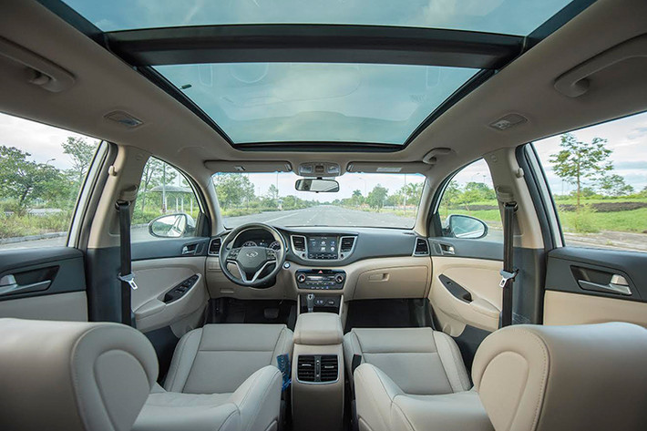 Xe được trang bị nội thất bọc da sang trọng với ghế lái chỉnh điện 10 hướng và ghế phụ chỉnh điện 8 hướng tiện dụng. Vô lăng xe được bọc da cao cấp, điều chỉnh 4 hướng với rất nhiều các phím điều khiển chức năng khác nhau. Điều hòa tự động 2 vùng độc lập, hàng ghế sau được làm mát thông qua cửa gió chính giữa.