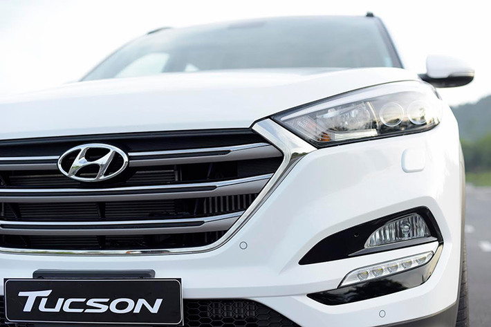 La-zang của xe được thiết kế ấn tượng tạo hình 5 chấu kép mạnh mẽ và độc đáo với đường kính 19 inch, kết hợp cùng ống xả kép tạo nên hình dáng thể thao nổi bật cho xe. Đáng chú ý ở phiên bản la-zăng 19 inch đi kèm bộ lốp bản 245/45 giúp chiếc xe ổn định hơn khi vào cua hay chuyển làn ở tốc độ cao.