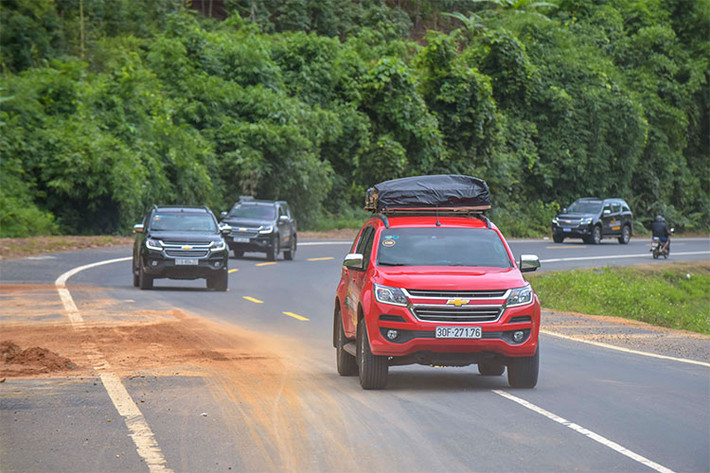 Thực tế, ở quãng đường dài người lái chạy với tốc độ 100km/h thì tua máy thường không quá 1.500 vòng/phút. Mức tiêu thụ nhiên liệu hành trình kết hợp của Trailblazer là tầm dưới 10lít/100km. Chế độ 2 cầu trên Trailblazer hoạt động khá hay. Người lái đã có dịp thử ở cung đường từ Pleiku – Kon Tum – Gia Lai – Quy Nhơn với hơn 300km đường xuyên rừng khu bảo tồn Kon Chư Răng qua các địa danh khó nhằn như đèo Măng Đen, Đông Trường Sơn, Hồ Vĩnh Sơn B…