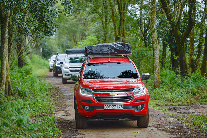 Cụ thể, khối động cơ máy dầu Duramax 2.5L turbo được trang bị trên chiếc Chevrolet Trailblazer mới cho công suất 180 mã lực tại 3.600 vòng/phút, mô-men xoắn cực đại 440 Nm tại 2.000 vòng/phút, đi kèm hộp số tự động 6 cấp và hệ dẫn động 2 cầu. Ngay khi cầm lái, dải tua hoạt động thông minh hiệu quả mang lại cho người cảm giác đầu tiên khá tốt.