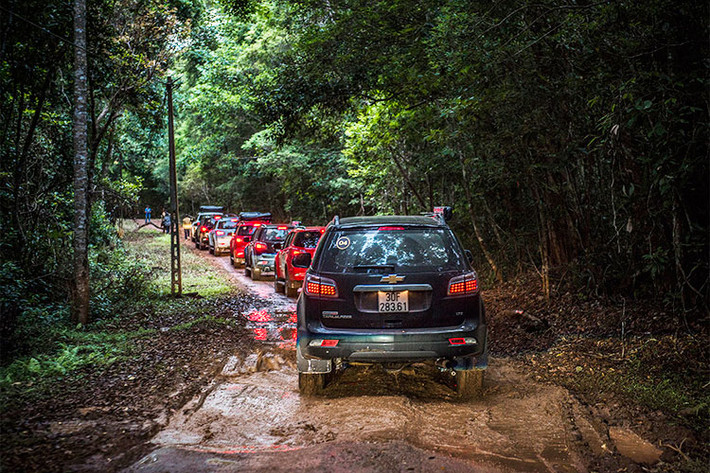 Yếu tố an toàn luôn là mối quan tâm hàng đầu trên chiếc SUV gia đình của Chevrolet. Bởi vậy, Trailblazer được trang bị hàng loạt những tính năng an toàn chủ động thông minh hàng đầu phân khúc như: Hệ thống kiểm soát lực kéo (TCS), Hệ thống chống bó cứng phanh (ABS), Trợ lực phanh (PBA), Hệ thống phân bố lực phanh điện tử (EBD), Hệ thống cân bằng điện tử (ESC), Hệ thống hỗ trợ xuống dốc (HDC)….