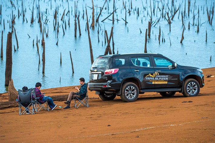 Thừa hưởng hàng chục năm kinh nghiệm về SUV của Chevrolet, Trailblazer ra đời với sứ mệnh của một chiếc xe thể thao đa dụng có thể chạy đường trường hay địa hình offroad, đi kèm thiết kế khỏe khoắn và nội thất linh hoạt, tiện dụng... tại thị trường Việt Nam, gía xe Chevrolet Trailblazer hiện đang bán ra từ 859 triệu đồng (ưu đãi 50 triệu đồng).