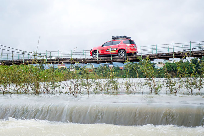 Chiếc Chevrolet Trailblazer nhập khẩu từ Thái Lan mang đến nhiều “đồ chơi” tiện ích như: rang bị hệ thống điều hòa tự động với cửa gió ở cả 3 hàng ghế, phía trung tâm bảng táp lô là màn hình cảm ứng 8 inch mượt mà và dễ sử dụng tích hợp hệ thống thông tin giải trí MyLink, 7 loa cao cấp, kết nối Apple CarPlay và Android Auto cùng nhiều tiện ích...