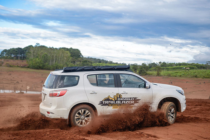 Kể từ khi chính thức ra mắt thị trường Việt hồi tháng 8/2017, Trailblazer đã trở thành mẫu SUV thu hút sự quan tâm và chú ý của nhiều người. Thời điểm đó phân khúc SUV 7 chỗ vốn đang dần trở nên ảm đạm với những mẫu xe đã quá quen mặt, sự xuất hiện của Trailblazer như một làn gió mới mẻ, mang đến sự chọn khác lạ cho người tiêu dùng Việt.