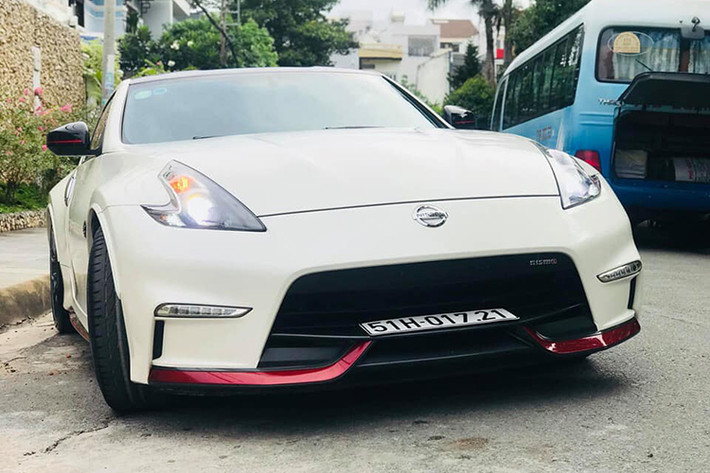 Hiện tại giá xe Nissan 370Z NISMO duy nhất tại Việt Nam đang rao bán tại TP HCM ở mức hơn 2 tỉ đồng. Đây là chiếc xe đời 2015 đã qua sử dụng nhưng vẫn còn khá mới với ngoại hình và nội thất trong tình trạng tốt khi chỉ mới lăn bán được 4.000 miles, tức chưa đến 10.000 km.