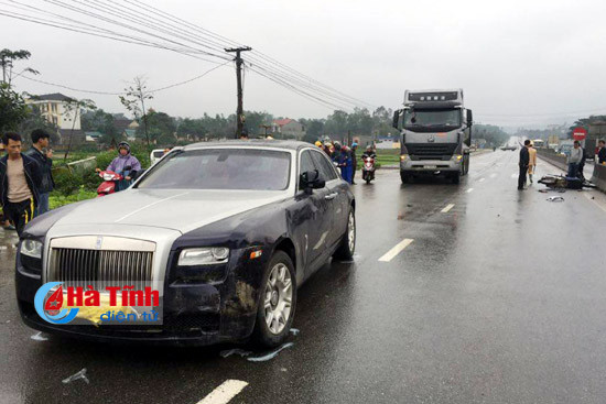 Theo nguồn tin ban đầu, vào thời điểm trên, chiếc Rolls-Royce Ghost mang biển kiểm soát TP HCM đang chạy ở tốc độ cao trên quốc lộ 1A thì va quệt với một xe tải chạy cùng chiều khiến chiếc xe này sau đó mất lái (Ảnh: Báo Hà Tĩnh điện tử).