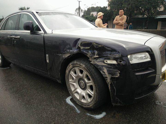 Tại hiện trường vụ tai nạn, chiếc xe sang Rolls-Royce Ghost nằm giữa đường. Cả hai bên chắn bùn trước của chiếc xe hạng sang này đều đã bị biến dạng. Sườn xe bên trái có vẻ cũng bị ảnh hưởng nặng nề bởi những cú va chạm mạnh.