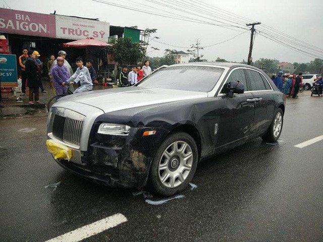 Ngoài ra, nẹp kính chắn gió bên phải của chiếc Rolls-Royce Ghost còn bị bung ra. Nằm cách chiếc Rolls-Royce Ghost một đoạn là chiếc xe máy của người tham gia giao thông cùng chiều bị hư hỏng nặng.