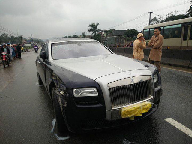 Chiếc Rolls-Royce Ghost trong vụ tai nạn thuộc phiên bản cũ sử dụng động cơ 6,6 lít V12, công suất 563 mã lực và mô-men xoắn 780 Nm tại vòng tua 1.500 vòng/phút cùng hộp số tự động 8 cấp. Tại Việt Nam, Rolls-Royce Ghost đời cũ đã qua sử dụng có giá khoảng hơn 10 tỷ đồng.