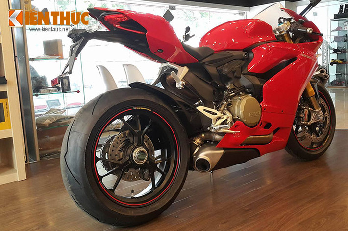 Giá của siêu môtô Ducati 1299 Panigale S nhập khẩu chính hãng tại Việt Nam là 56.900 USD (tương đương hơn 1,2 tỷ đồng) - đắt hơn 200 triệu đồng so với xe nhập khẩu tư nhân. Bù lại, khách hàng sẽ được hưởng các tiêu chuẩn hậu mãi, chăm sóc và bảo hành theo đúng chuẩn Ducati.