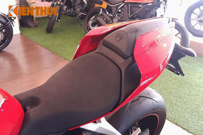 Không giống như hai mẫu 1299 Panigale S đầu tiên được nhập từ đại lý tư nhân về Việt Nam, chiếc siêu môtô "chính hãng" này có thêm yên phụ cho người ngồi sau - đi kèm với đó là ốp sau màu đỏ khi chủ xe muốn chạy solo.