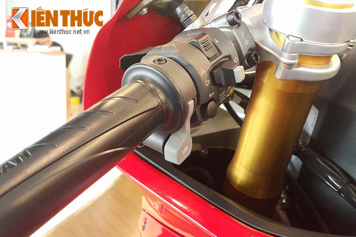 Ngay tới cây trợ lực trên cổ xe của mẫu siêu môtô cao cấp nhà Ducati cũng có khả năng điều chỉnh mức độ nặng/nhẹ khi đánh lái bằng điện tử.